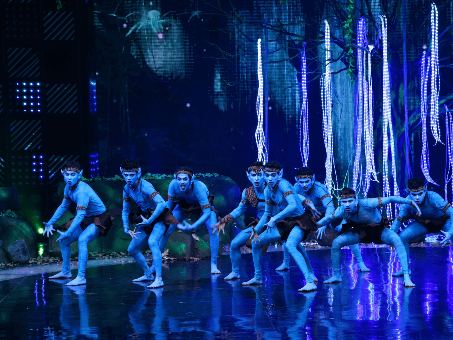 Avatar theatrical act under UV light